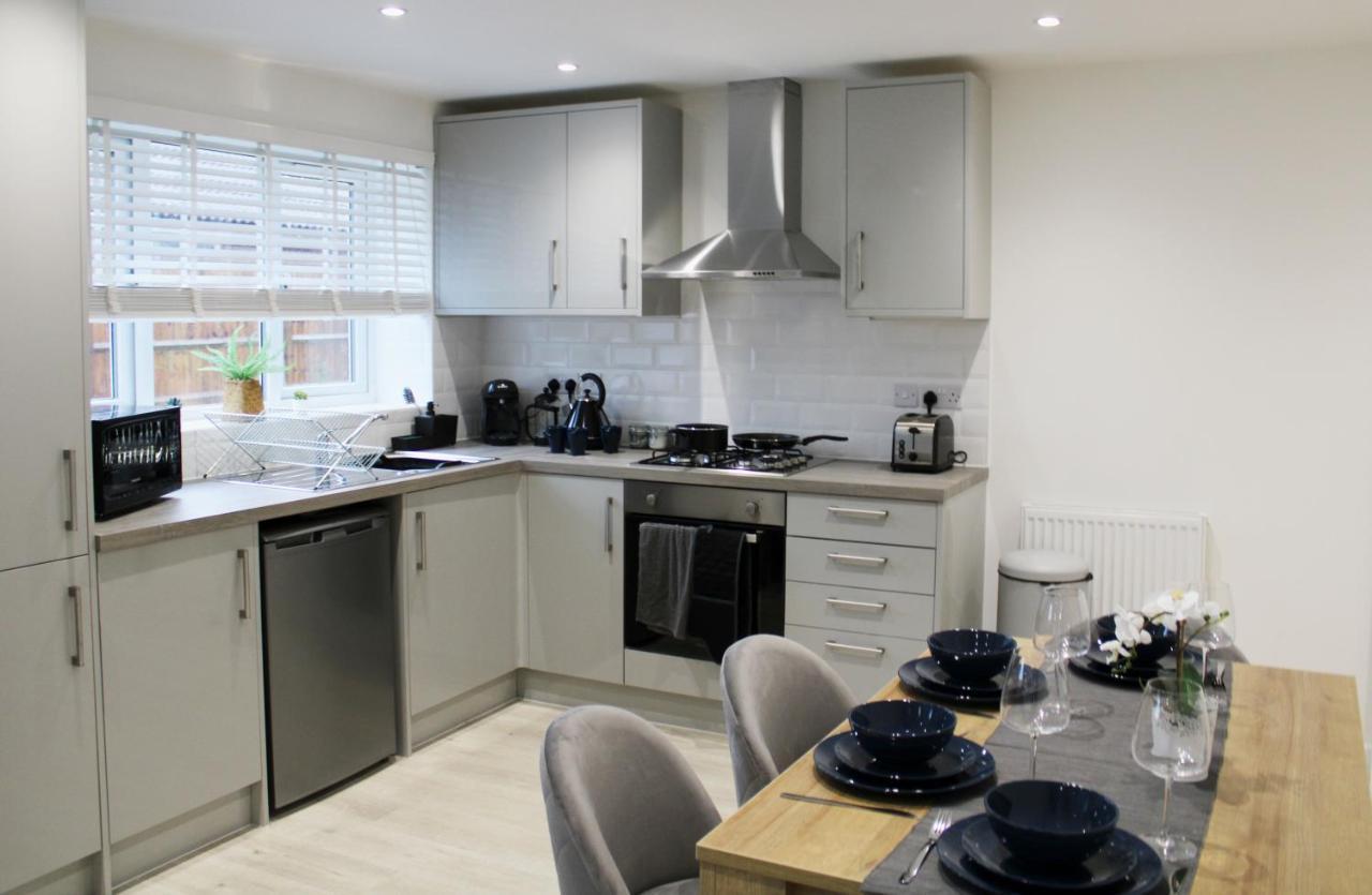- Private Flat With Garden & Parking 07 *