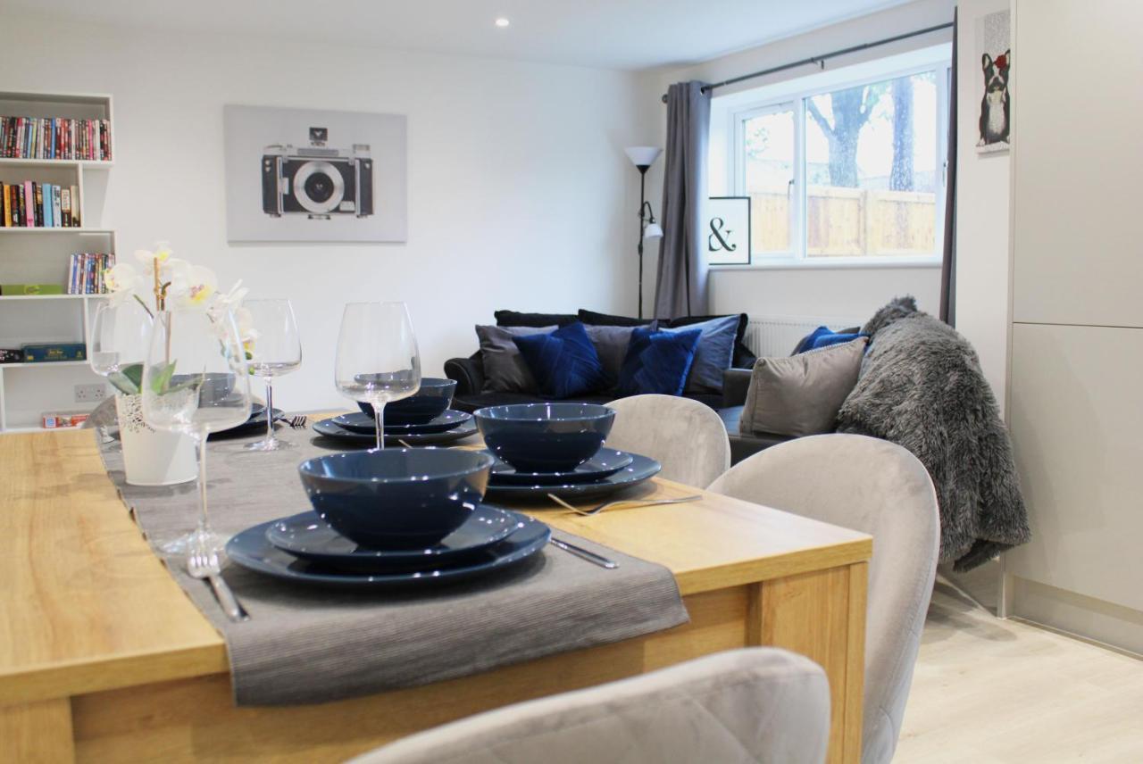 - Private Flat With Garden & Parking 07 *