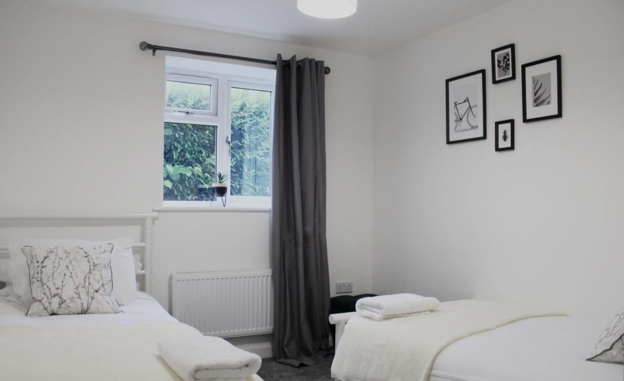 - Private Flat With Garden & Parking 07 Apartment